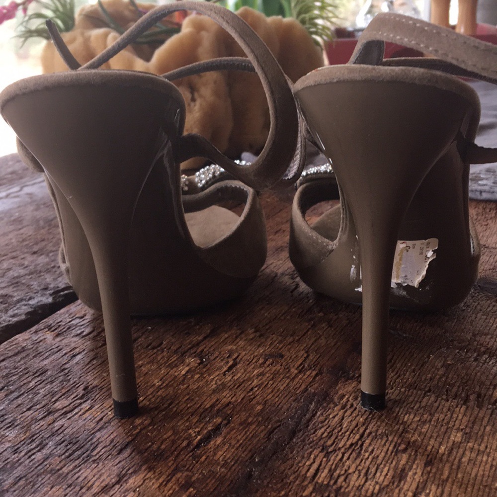 DONATED Anne Michelle taupe heels rhinestone bows - Picture 4 of 6